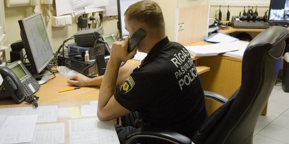 Skolēni Rīgā uzvedas prātīgi; policisti ar bažām gaida studentu ierašanos