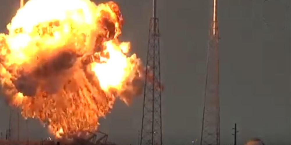 Floridā starta laukumā uzsprāgusi "SpaceX" raķete. VIDEO