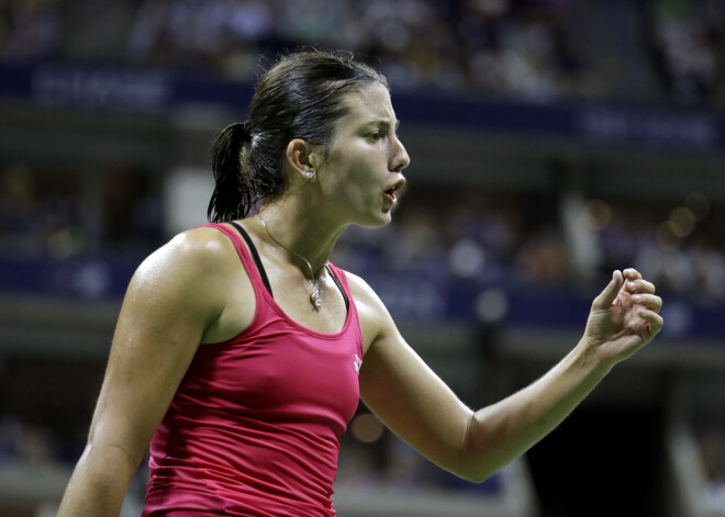 Latvijas tenisiste Anastasija Sevastova ASV atklātā čempionāta otrās kārtas spēlē ar rezultātu 7-5, 6-4 pieveica spāņu zvaigzni Garvinji Mugurusu, gūstot savu lielāko uzvaru karjerā.