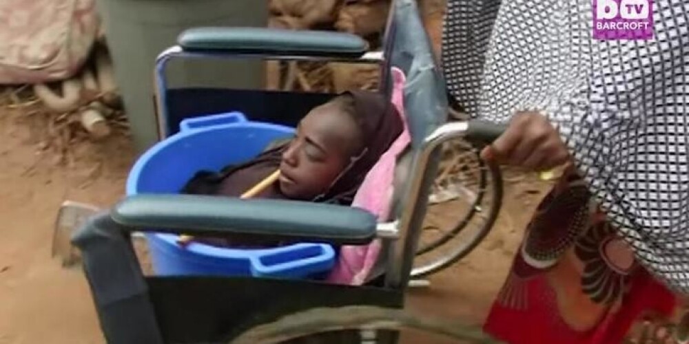 Шокирующее видео: девушка без рук и ног вынуждена жить в пластиковом тазу