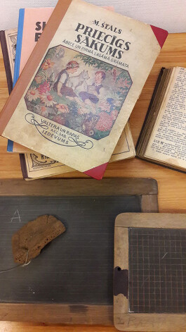 Zinību dienai veltītajā ekspresiztādē Liepājas muzejā var iepazīties ar to, kā pagājušā gadsimta laikā Kurzemē mainījās skolas lietas un grāmatas.
