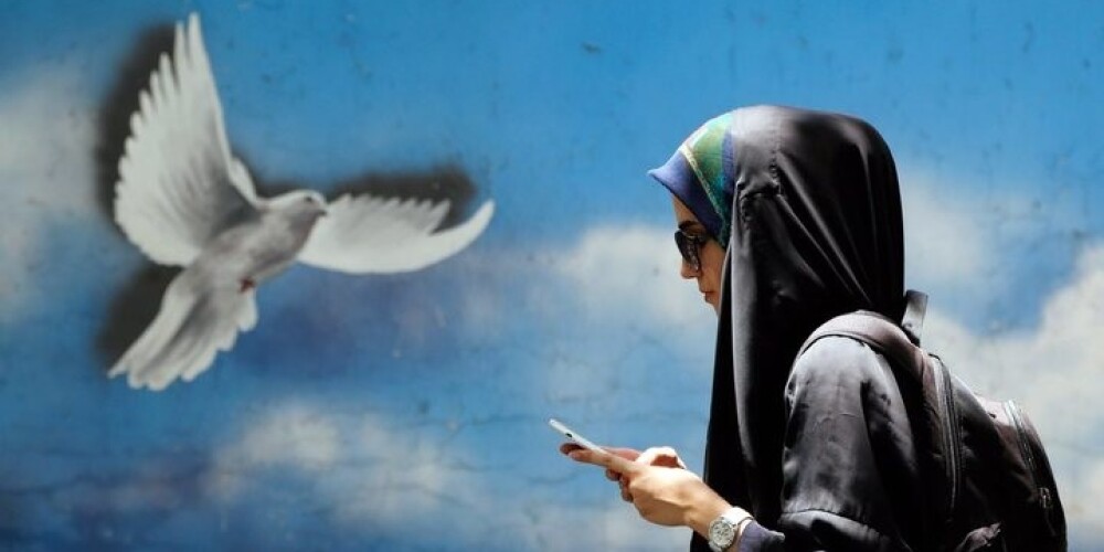 Irānā par "netradicionālu" sieviešu mēteļu pārdošanu slēgti 800 veikali