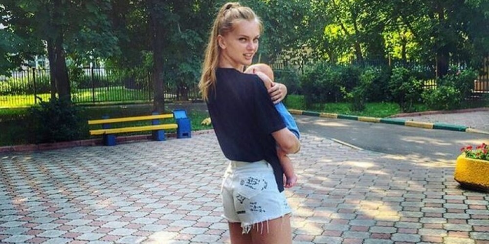 Елена Кулецкая перестала скрывать лицо дочери