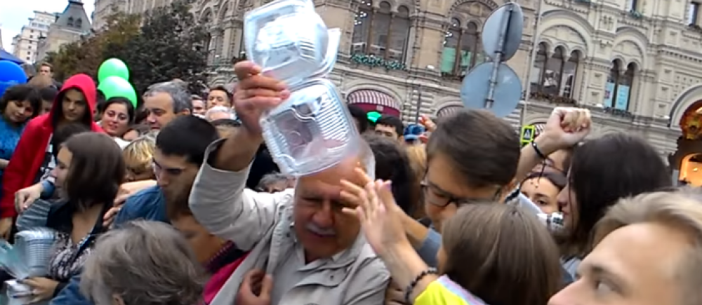 Uz ko gatavi cilvēki bezmaksas salātu dēļ... Uzjautrinošs skats Krievijā. VIDEO