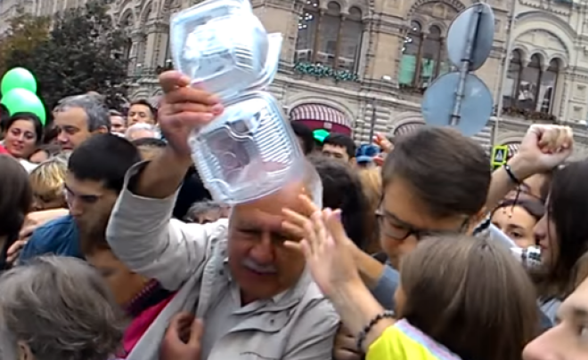 Uz ko gatavi cilvēki bezmaksas salātu dēļ... Uzjautrinošs skats Krievijā. VIDEO