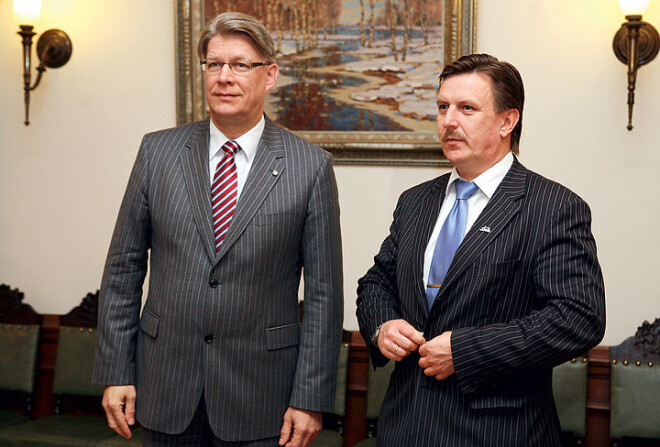 Ar Valsts prezidentu Valdi Zatleru 2007. gadā. Tolaik Māris Kučinskis bija Tautas partijas Saeimas frakcijas vadītājs.