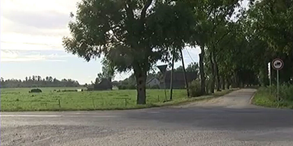 Raunas novada iedzīvotāji vāc parakstus ceļa asfaltēšanai. VIDEO