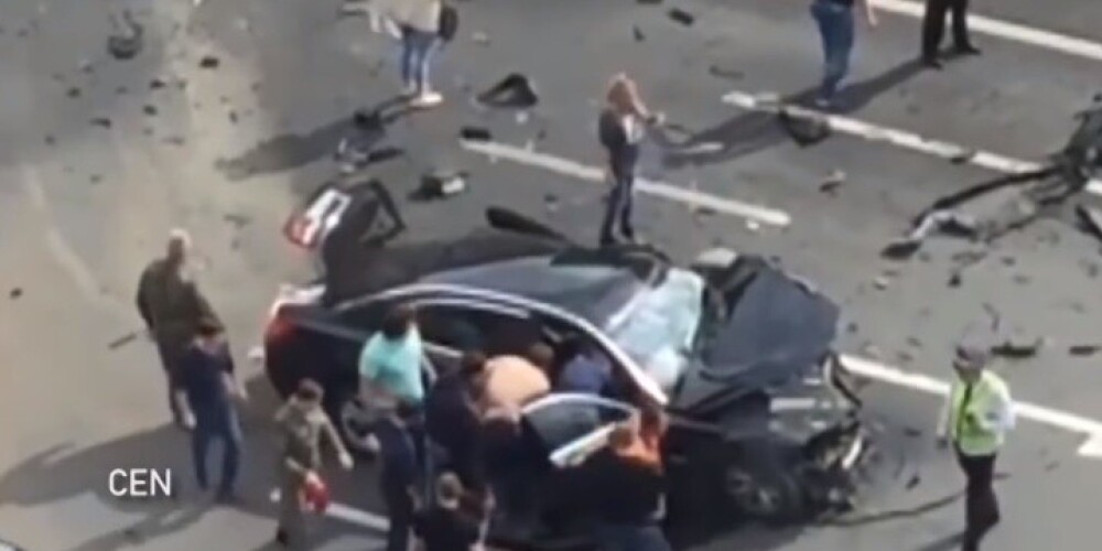 Maskavā smagā avārijā iekļuvis Putina svītas BMW. VIDEO