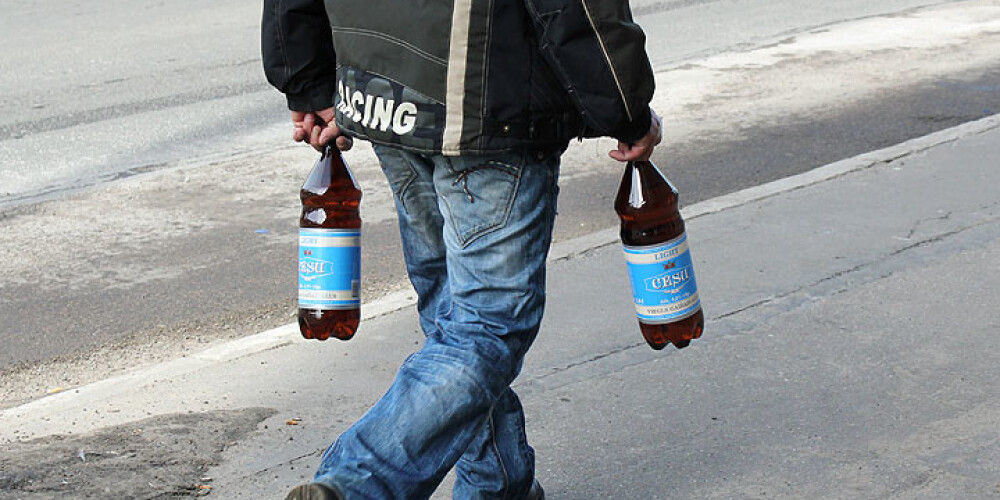 Saeimas komisija atbalsta aizliegumu pārdot stipro alu "divlitrenēs"