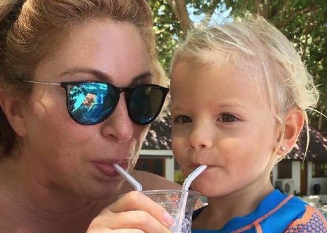 54-летняя мама Тимати показала «горячие танцы» с молодым мускулистым мужчиной