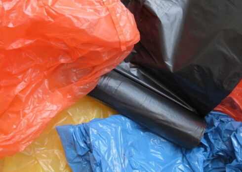 Līdz 2017.gadam uz pusi jāsamazina vienreizējai lietošanai paredzēto plastmasas maisiņu daudzums, līdz 2019.gadam to lietojumam jāsarūk jau par 80%.