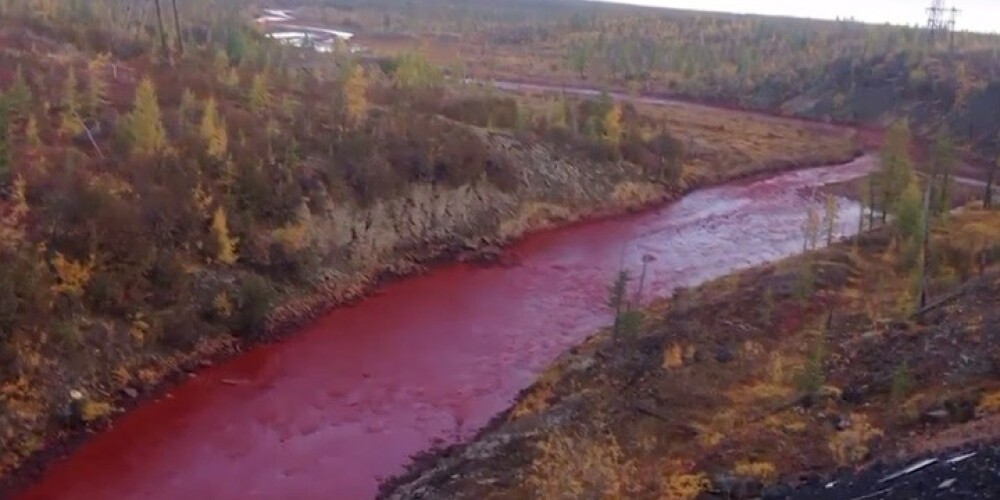 Dīvaini! Krievijā upe kļuvusi koši sarkana. FOTO