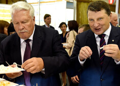 Valsts prezidents Raimonds Vējonis (no labās), atklājot pārtikas industrijas „Riga Food” izstādi, latviešu pārtikas ražotājiem lika noprast, ka viņiem trūkst „tirgotāja gēna”. Tomēr par šī gēna trūkumu viņiem nevarētu pārmest, jo mūsu ražotāji iespējuši teju visus lielākos pārtikas pārstrādes uzņēmumus veiksmīgi notirgot ārzemniekiem.