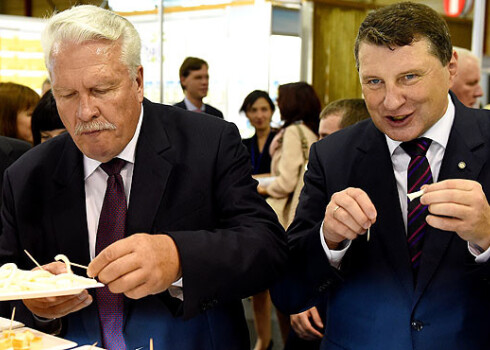 Valsts prezidents Raimonds Vējonis (no labās), atklājot pārtikas industrijas „Riga Food” izstādi, latviešu pārtikas ražotājiem lika noprast, ka viņiem trūkst „tirgotāja gēna”. Tomēr par šī gēna trūkumu viņiem nevarētu pārmest, jo mūsu ražotāji iespējuši teju visus lielākos pārtikas pārstrādes uzņēmumus veiksmīgi notirgot ārzemniekiem.