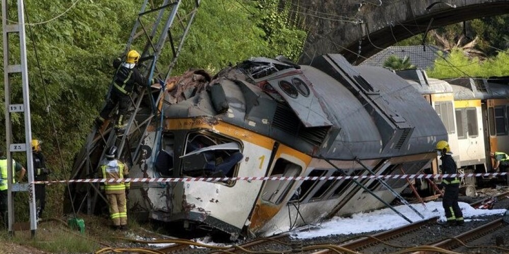 Spānijā no sliedēm noskrējis vilciens; ir bojāgājušie. FOTO
