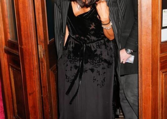 Naomi Kembpela dodas prom no ballītes Londonā
