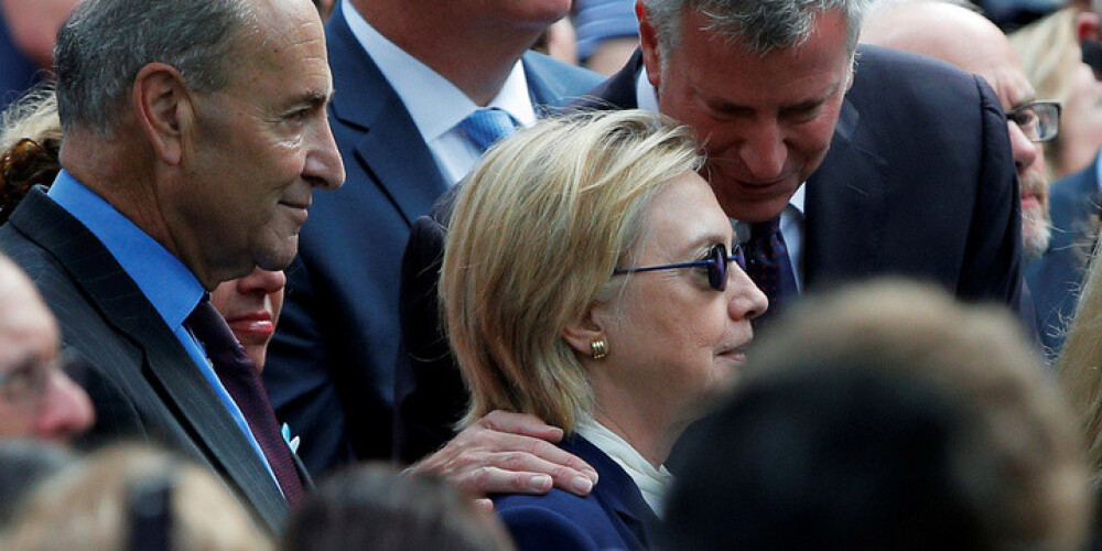 Klintonei 11.septembra piemiņas ceremonijā kļūst slikti. VIDEO