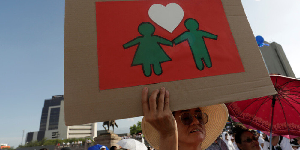 Tūkstošiem cilvēku Meksikā protestē pret viendzimuma laulībām. FOTO