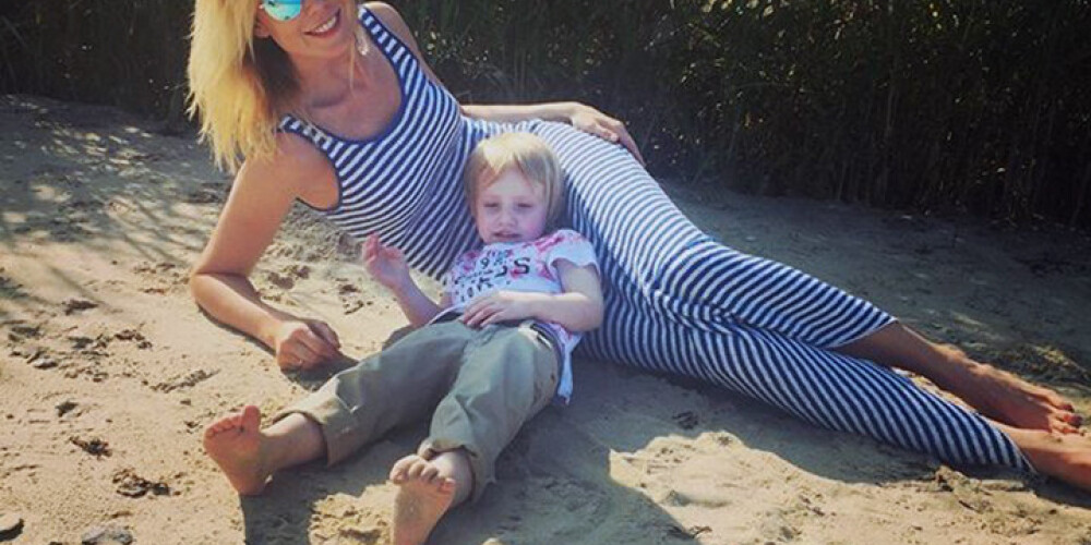 Ineta Radēviča jūrnieces kostīmā ar meitu atpūšas pludmalē