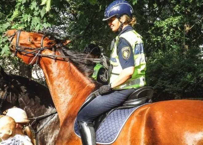 Incidents Hospitāļu ielas svētkos: vīrietis iesit pa purniņu policijas zirgam 