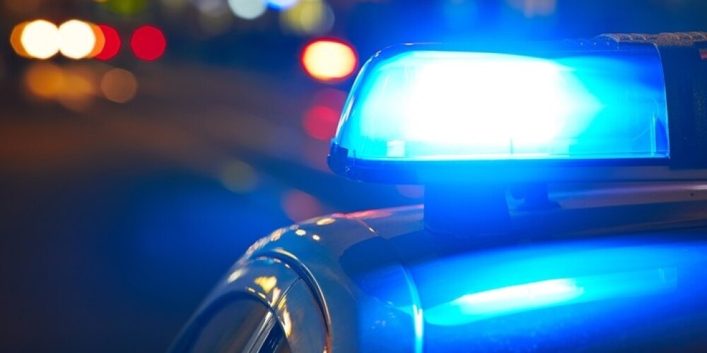 Policisti naktī Rīgā aiztur pamatīgi pārdzērušos sievieti pie "Opel" stūres