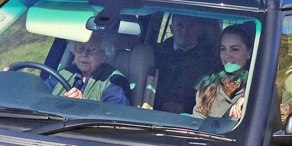 90-летняя королева Елизавета прокатила герцогиню Кэтрин на джипе