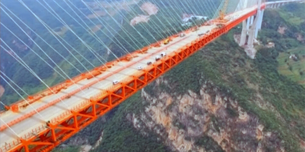 VIDEO: Ķīnā būvē pasaulē augstāko tiltu