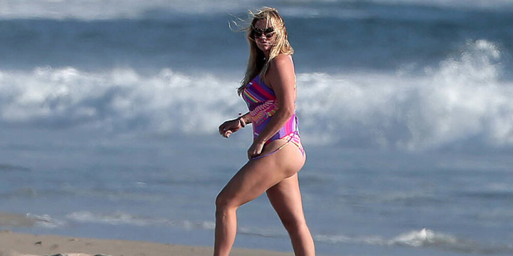 Keša atpūtai pludmalē bikini neizvēlas. FOTO