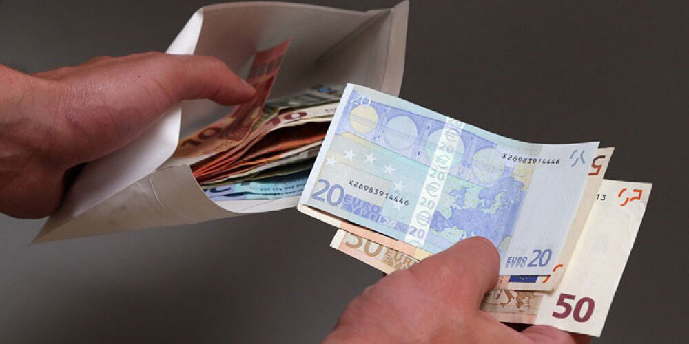 Latvijā apmēram 100 000 cilvēku finanšu problēmu dēļ dod priekšroku "aplokšņu algām"