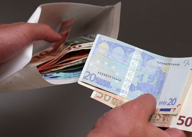 Latvijā apmēram 100 000 cilvēku finanšu problēmu dēļ dod priekšroku "aplokšņu algām"