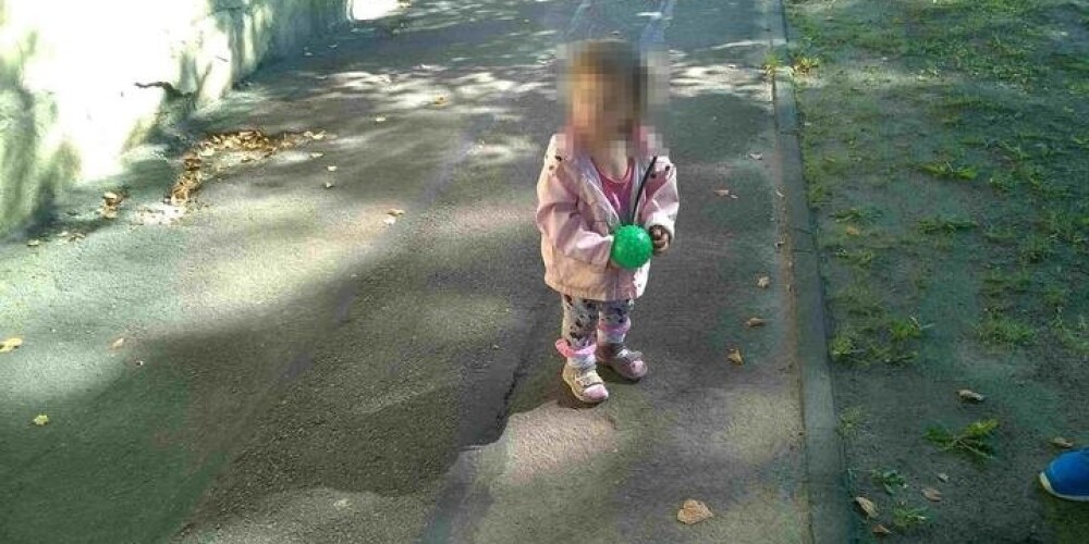 Sirds lūst! Rīgā uz ielas atrod noklīdušu 1 gadu vecu bērnu, kuru audzina vientuļš tētis. FOTO
