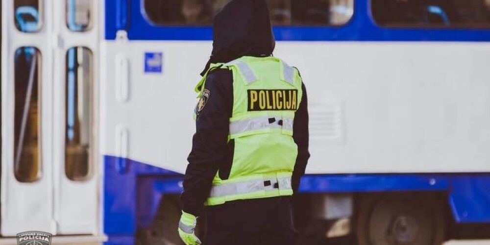 Bruņojušies ar nazi, trīs jaunieši Rīgā tramvajā aplaupa vīrieti