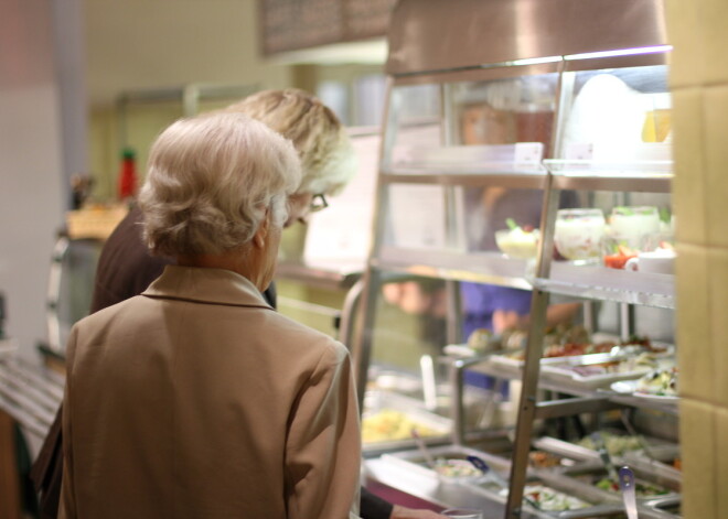 2016. gada rudenī – laikā, kad visam cenas lielākoties kāpj, Saeimas ēdnīcā vērojams cenu kritums.