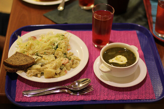 Skābeņu zupa un veģetārais sautējums ar glāzi kompota Saeimas ēdnīcā maksā 2.20 eiro.