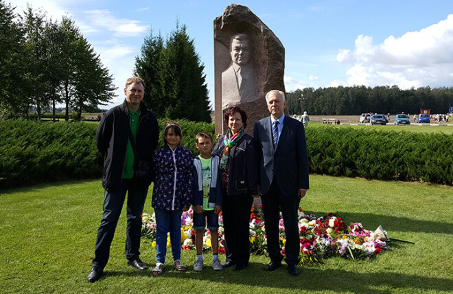 Augusts Brigmanis ar ģimeni pie pieminekļa Kārlim Ulmanim.