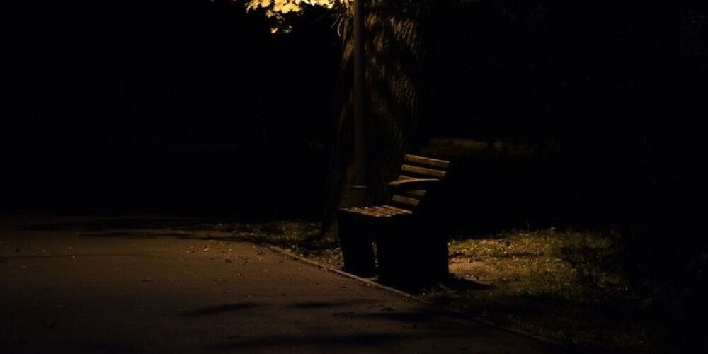 Policisti naktī Rīgā uz soliņa atrod bezvēsts pazudušu 12 gadus vecu meiteni
