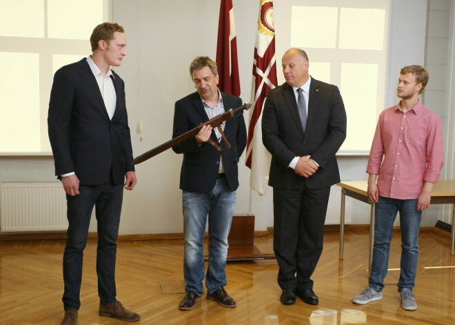 Latviešu kalēja Jāņa Nīmaņa darināto zobenu zviedru aktierim, „Nameja” lomas atveidotājam Edvīnam Endrem pasniedza aizsardzības ministrs Raimonds Bergmanis.