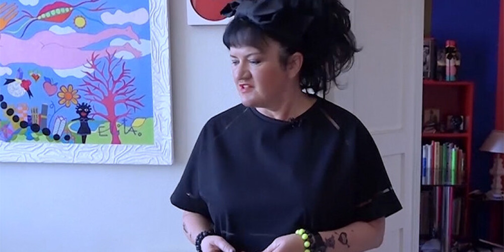 VIDEO: Elita Patmalniece izrāda savu košo dzīvokli
