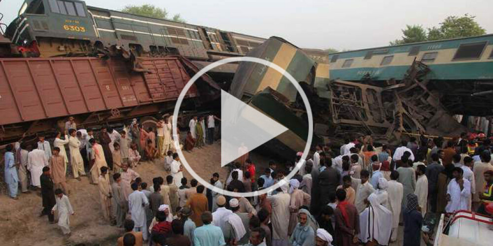 Vilcienu sadursmē Pakistānā vismaz seši bojāgājušie un 150 ievainotie. FOTO