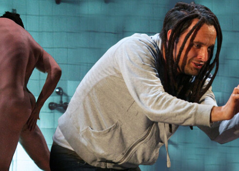 Andris Bulis, kurš tiek dēvēts pat vienu no Latvijas seksīgākajiem vīriešiem, uz skatuves ilgāku brīdi pavadīja pilnīgi kails.