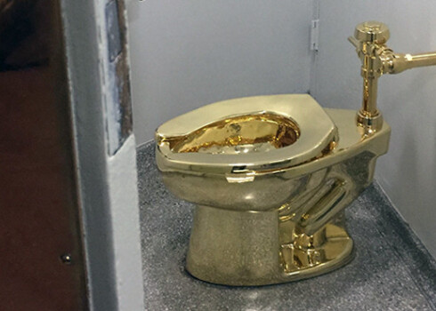 Посетители музея в Нью-Йорке могут пользоваться золотым туалетом