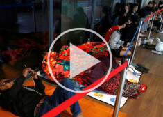 Cilvēki pat gatavi nakšņot pie veikala, lai tiktu pie jaunā telefona.