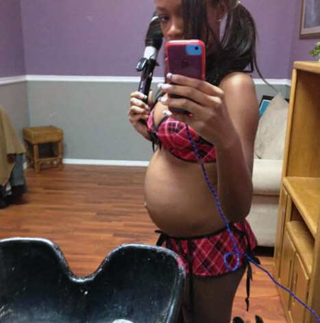 Bildē redzama 20 gadus vecā ASV porno aktrise Sierra Simonsa (Sierra Simmons), gatavojoties savai lomai grūtnieču fetiša pornogrāfijas filmā.