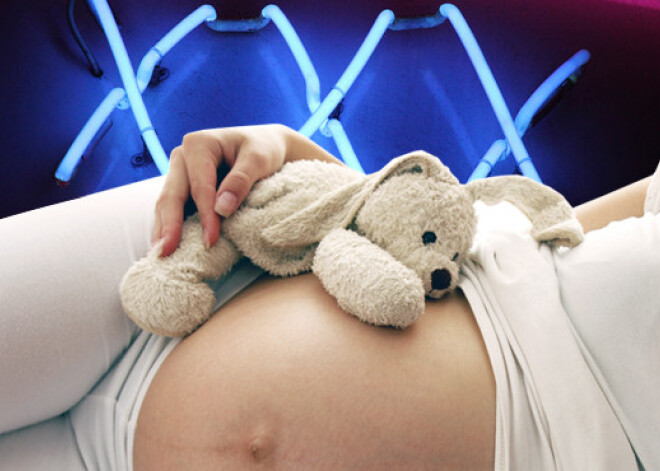 Ko pornozvaigznes dara, kad paliek stāvoklī? Atklāts stāsts par trim profesionālēm (18+)