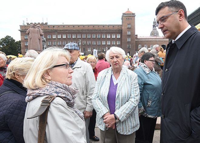 Pensionāri ar cerībām raugās nākotnē; noslēgusies sapulce Strēlnieku laukumā. FOTO