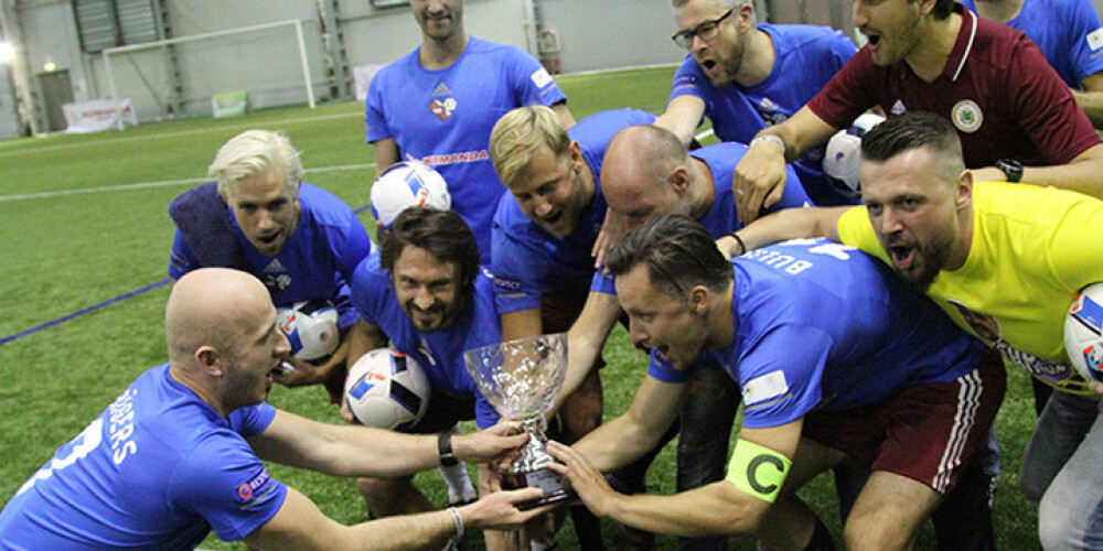 Futbola draugu labdarības turnīrā triumfē Andra Buļa komanda. FOTO