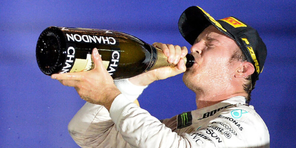 Rosbergs izcīna uzvaru F-1 Singapūras "Grand Prix" posmā un atgūst vadību kopvērtējumā