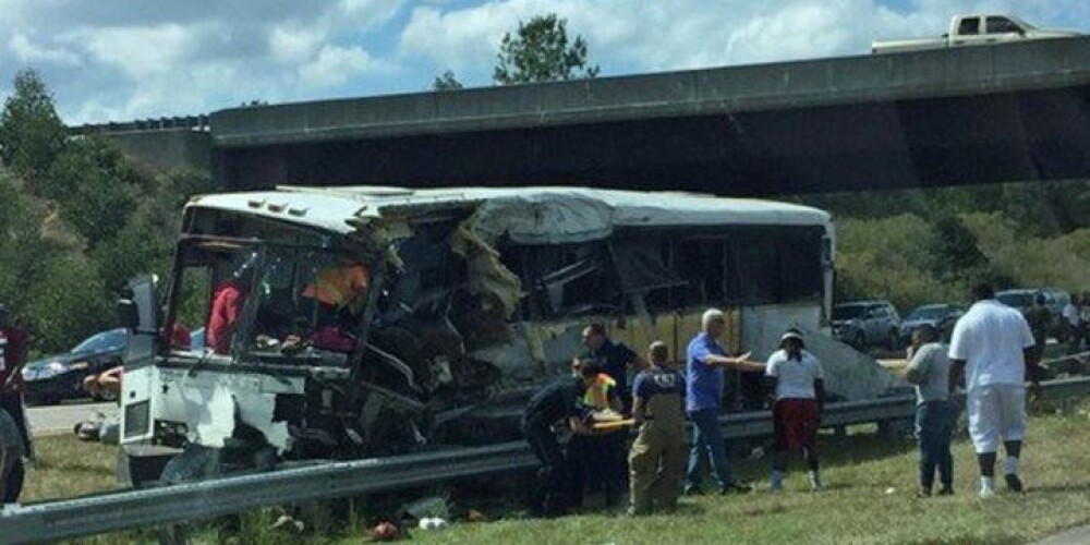 Studentu amerikāņu futbola komandas autobusa avārijā četri bojāgājušie