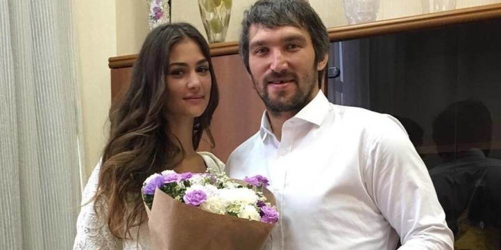 Сама скромность: жена Александра Овечкина удивила выбором свадебного наряда