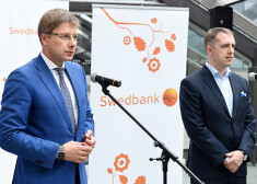 Rīgas domes priekšsēdētājs Nils Ušakovs (no kreisās) un AS "Swedbank" valdes priekšsēdētājs Māris Mančinskis.